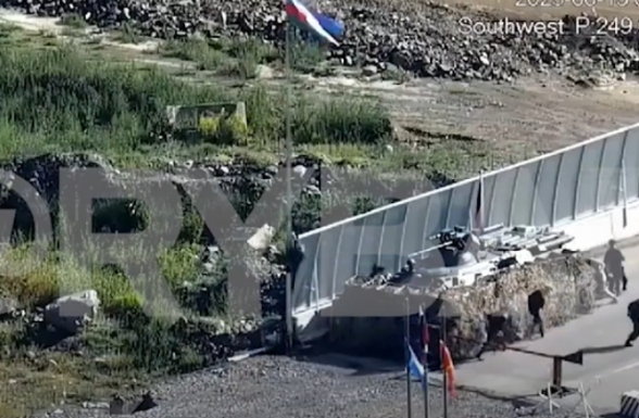 Полное видео инцидента на мосту Акари: миротворцы пытались помешать азербайджанцам установить свой флаг (видео)